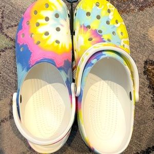 Crocs classic tie dye graphic clog
